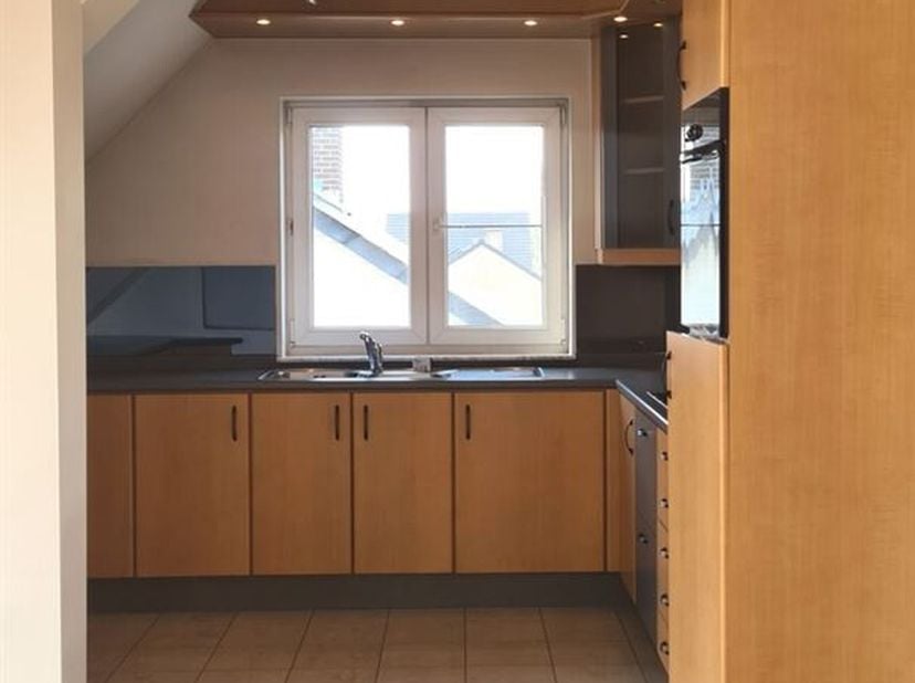 - - - VERHUURD - - -&lt;br /&gt;
Gezellig dakappartement met een zéér ruim terras.&lt;br /&gt;
Het appartement is als volgt ingedeeld:&lt;br /&gt;
Eetkamer/zitplaats -