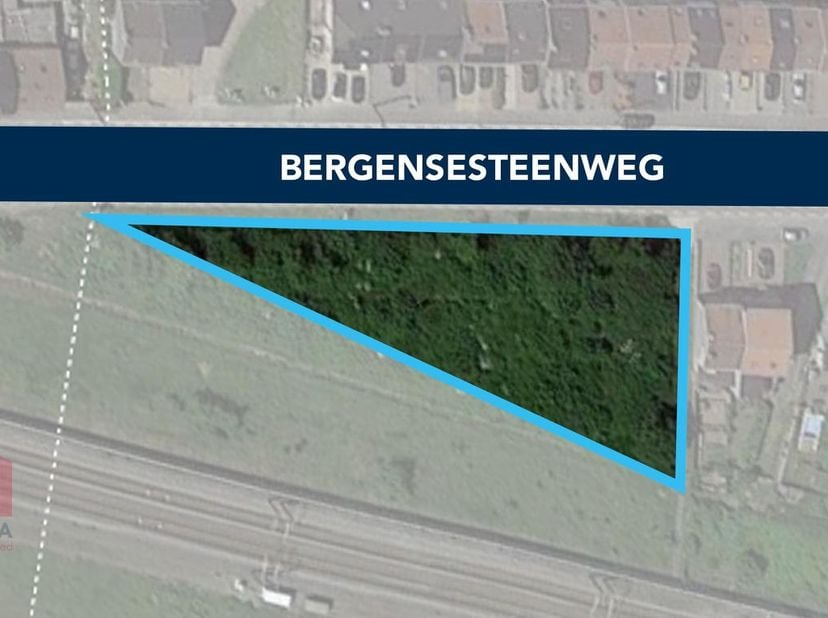 Terrein met een oppervlakte van +/- 1.996 m² te koop in Halle. Uitstekend gelegen langs de bedrijvige Bergensesteenweg met onmiddellijke verbinding na