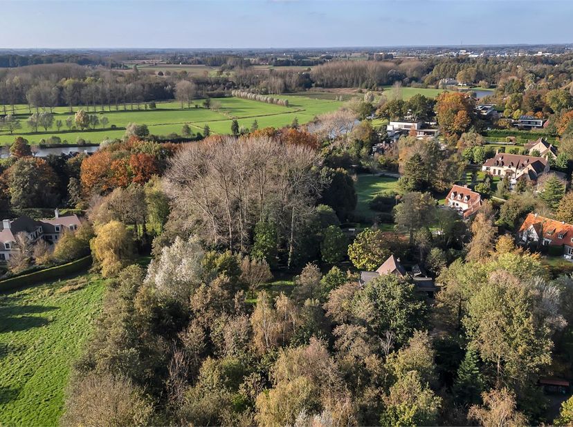 Dit perceel van 5.089 m2 is gelegen tussen de Leie en de Golf. Het perceel geniet van een zuidwestelijke oriëntatie, een eigen bos en een groot zwemba