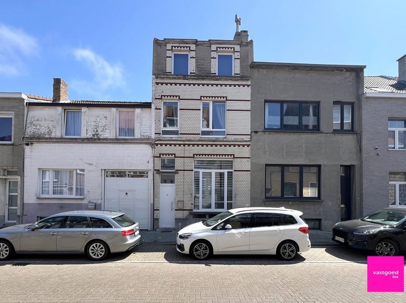 Zeer ruime eengezinswoning, binnen de stadsring van Oostende. Uitstekend gelegen in een rustige straat van de woonwijk &#039;Westerkwartier&#039;, vlakbij een i