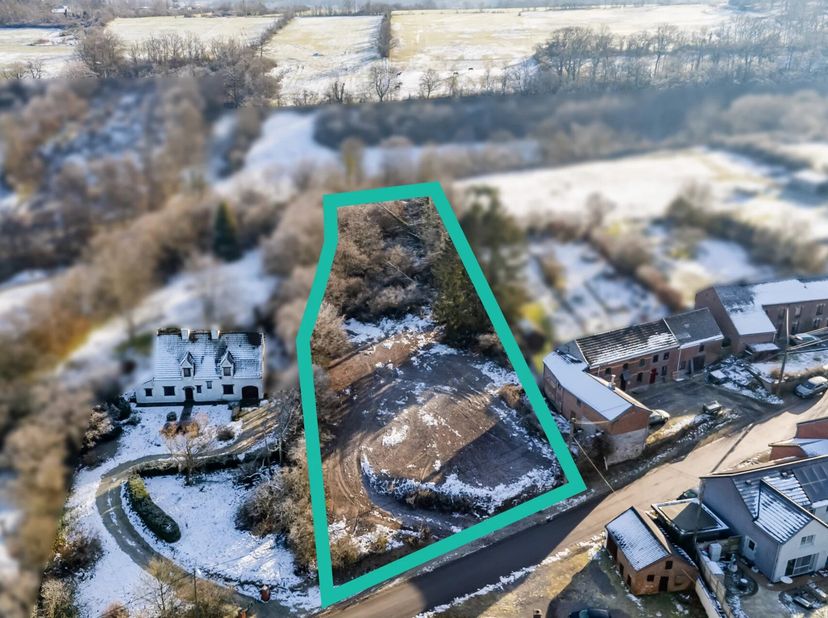 EBimmo vous propose cette très belle parcelle de terrain (+/- 3850 m²), partiellement en zone à bâtir, située dans un charmant petit village (5377 Heu