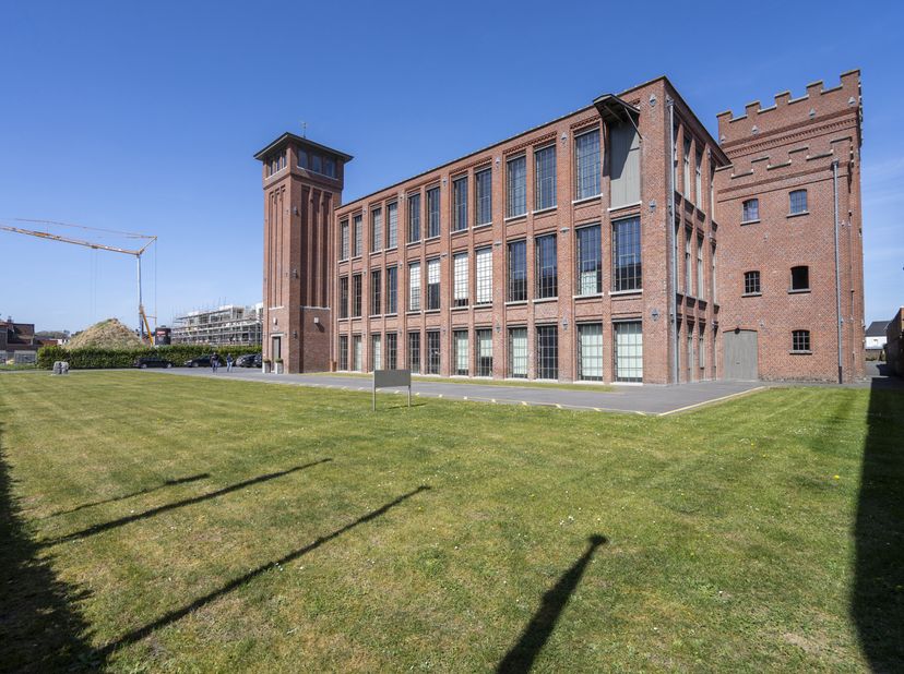 In de voormalige textielfabriek &quot;Spinnerij De Stoop&quot;, bieden we een unieke kantoorruimte aan van ca. 500 m² met bijhorende parkeerplaatsen. &lt;br /&gt;
Het