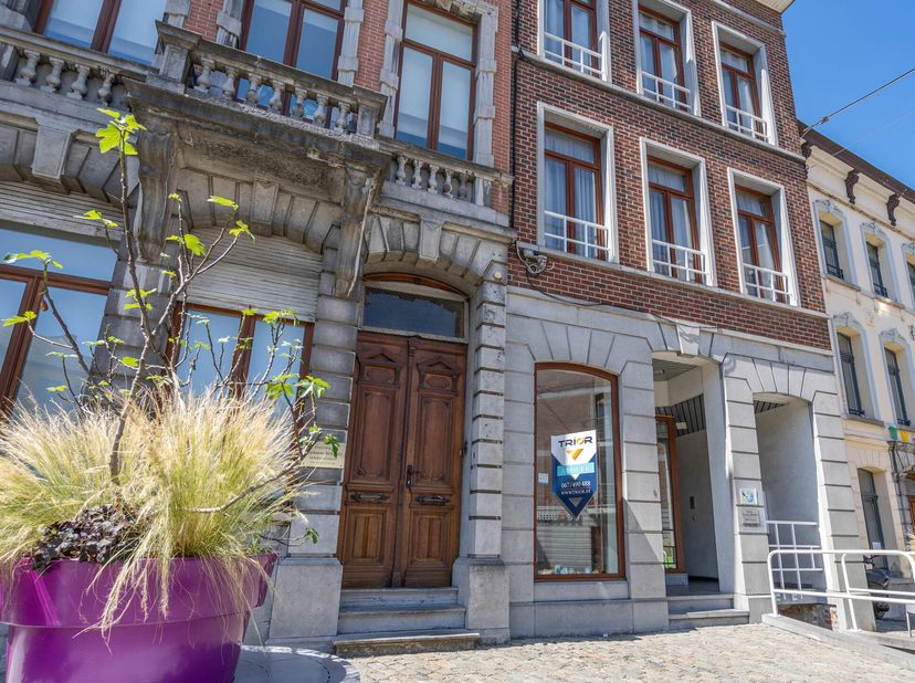 TRIOR Nivelles vous propose ce lumineux rez-de-chaussée commercial de +/- 25m² situé au rez-de-chaussée d&#039;un petit immeuble de 4 unités offrant une be