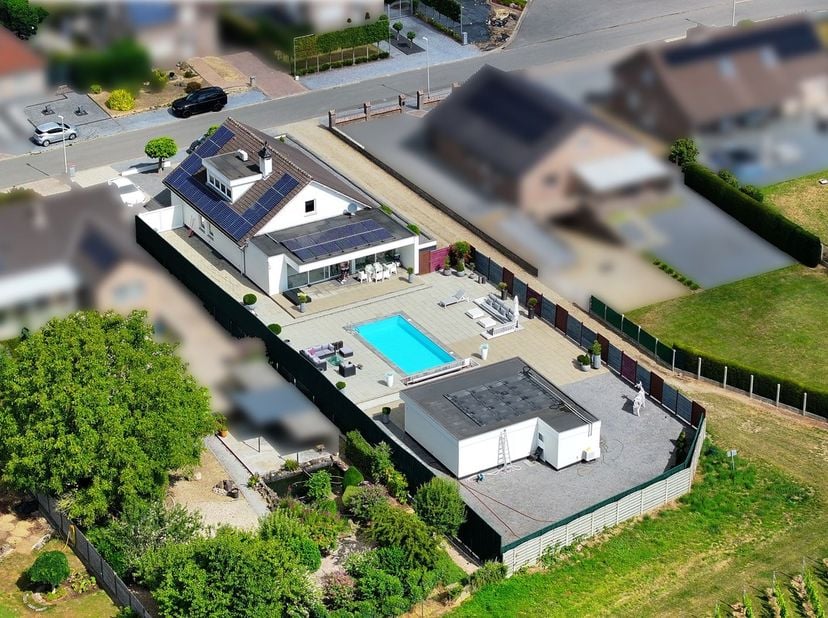 Deze hedendaagse woning in een rustige woonwijk van Rekem ligt aan het einde van een doodlopende straat en biedt een prachtig, open uitzicht over de v