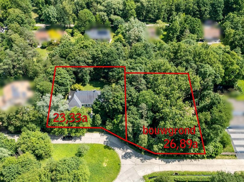 Het perceel heeft een totale oppervlakte van 50a22ca, waarvan het beboste perceel villagrond van 26a89ca - naast de woning - ideaal is als investering