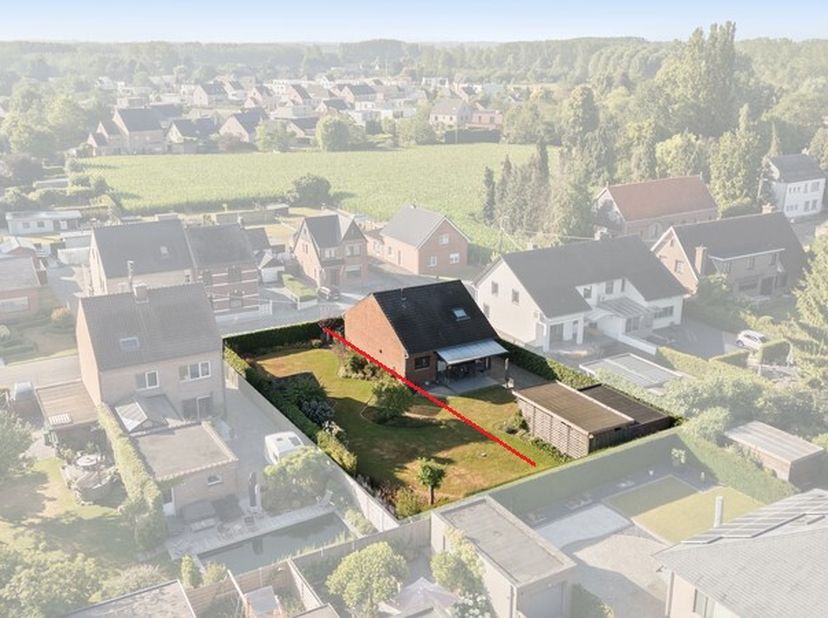 Instapklare gezinswoning met 3 (mogelijks 4) slaapkamers, leuk terras en zonnepanelen, gelegen op een goede locatie vlakbij het centrum van Alken.Deze