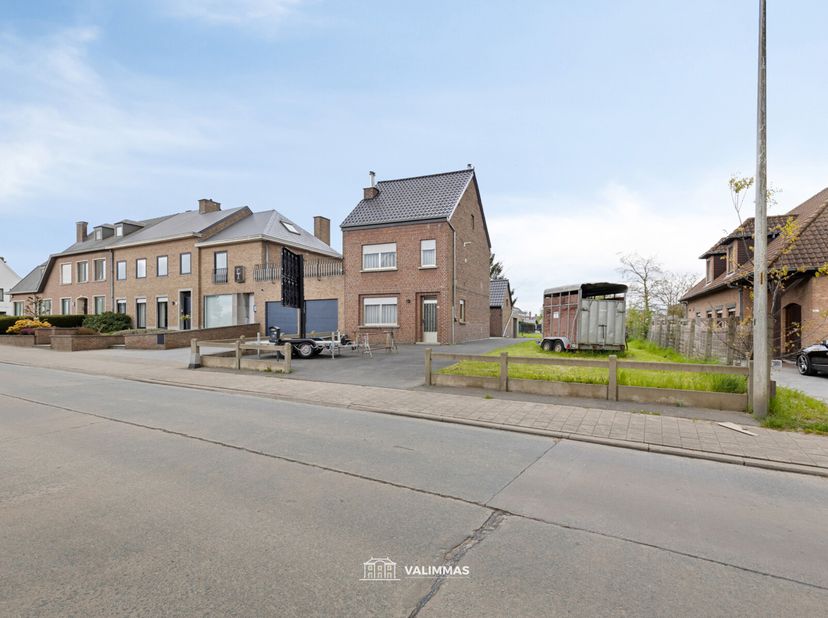 VALIMMAS verkoopt deze welgelegen, verzorgde driegevelwoning met garage en grote tuin, ideaal georiënteerd naar het zuidwesten....   Het gelijkvloers