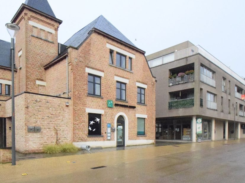 - Emplacement commercial idéal : Markt 18 à Houthulst&lt;br /&gt;
- Rez-de-chaussée : Espace commercial ou bureau (166 m²) comprenant une entrée, 5 bureaux,