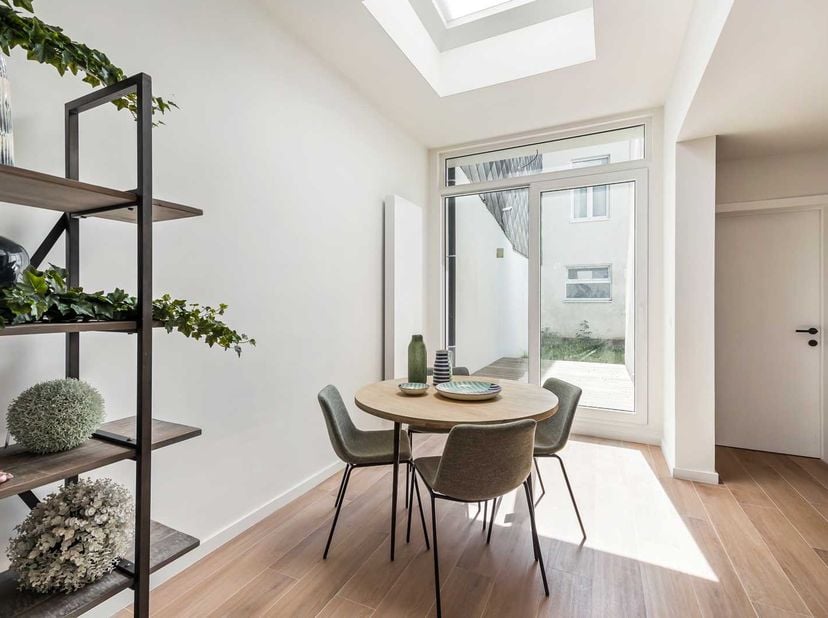 Dit lichtrijk appartement met terras in hardhout en een mooie tuin in een klein appartementsgebouw is volledig gerenoveerd met hoogwaardige materiaalk