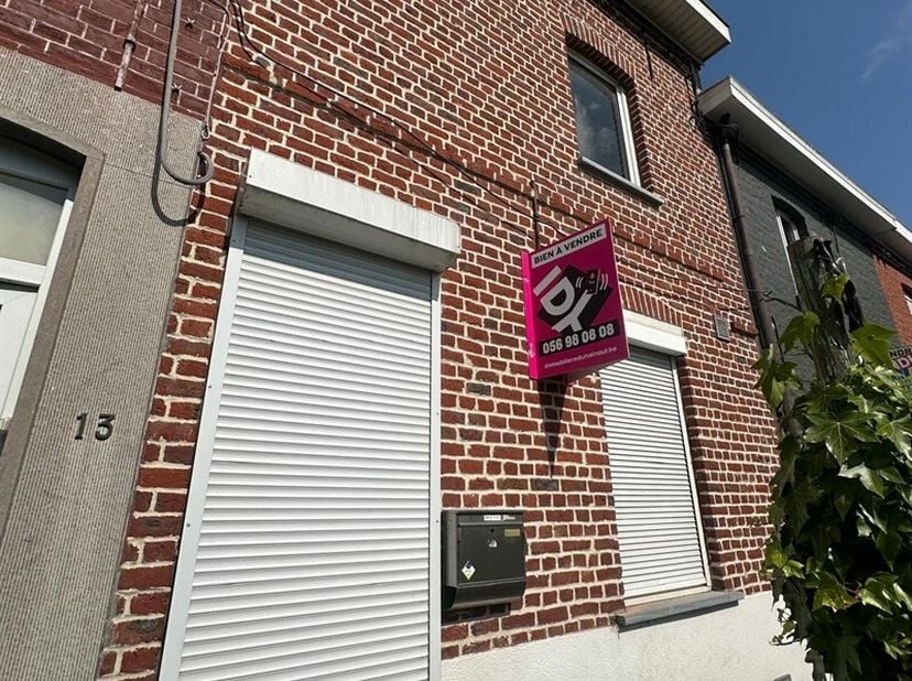 Opportunité rare au coeur de Mouscron : maison à rénover avec jardin exposé sud-ouest. Située en plein centre-ville, cette habitation entièrement à ré