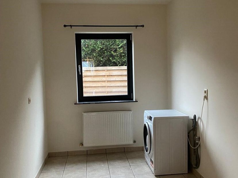 Deze praktisch ingerichte woning met 2 slaapkamers bevindt zich op een gunstige ligging in het centrum van Kinrooi. Het huis beschikt over centrale ve