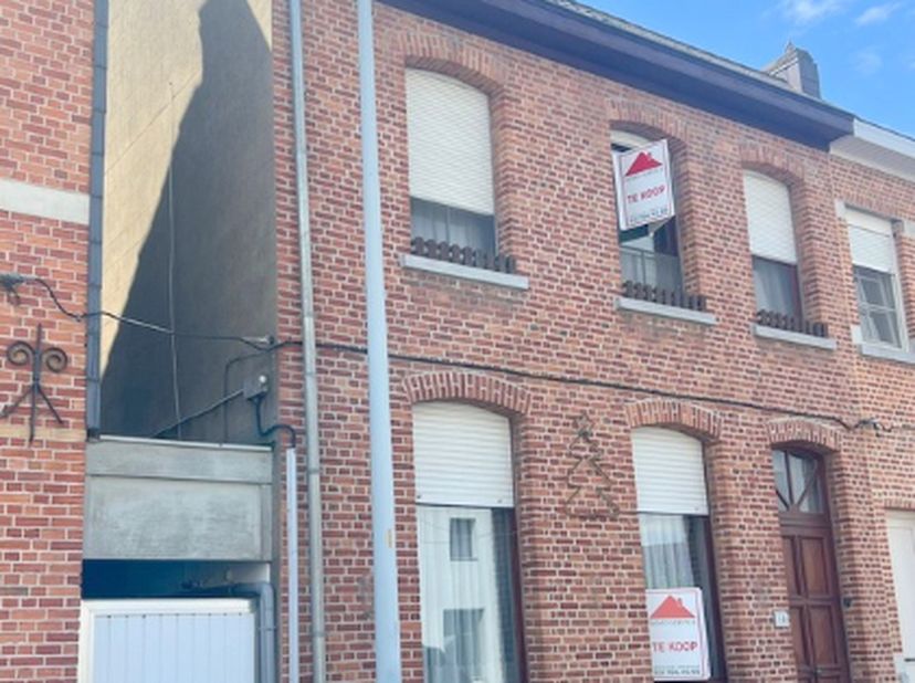 RUIME GEZINSWONING MET 4 SLAAPKAMERS TUIN EN POORTJE VOOR FIETSEN OP 315 m²&lt;br /&gt;
Hal, living met ing.kasten, ruime ingerichte keuken met eethoek, 2 b