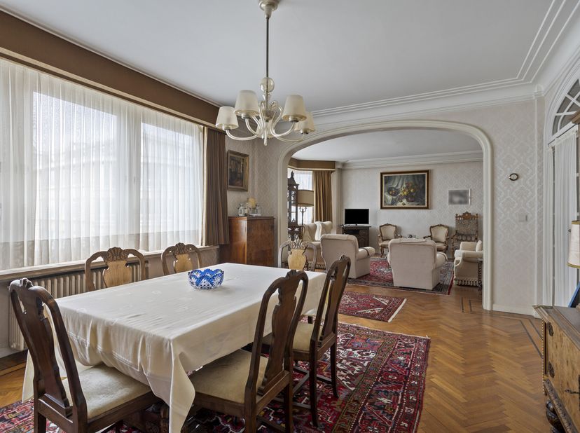Cet appartement situé au centre d&#039;environ 165 m² de surface habitable, trois chambres spacieuses et une terrasse est à vendre. Il est situé sur la Mec