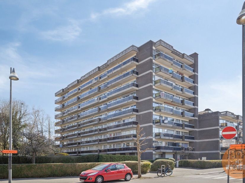 Cet appartement d&#039;une chambre est situé au 5ème étage de la résidence Les Menestrels.&lt;br /&gt;
L&#039;appartement comprend : un hall d&#039;entrée avec vestiaire