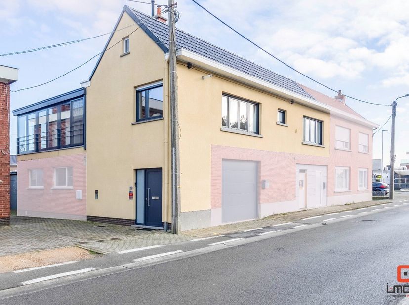 Deze prachtige, instapklare bel-etage woning biedt een perfecte combinatie van modern comfort en stijl. Dit pand is ideaal gelegen in een rustige, maa