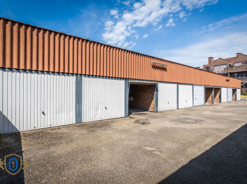 Garagebox gelegen in het centrum van Brugge in een afgesloten garagecomplex. Eveneens kleine vliering aanwezig.&lt;br /&gt;
Afmetingen 2,52m x 5,00m. Hoogte