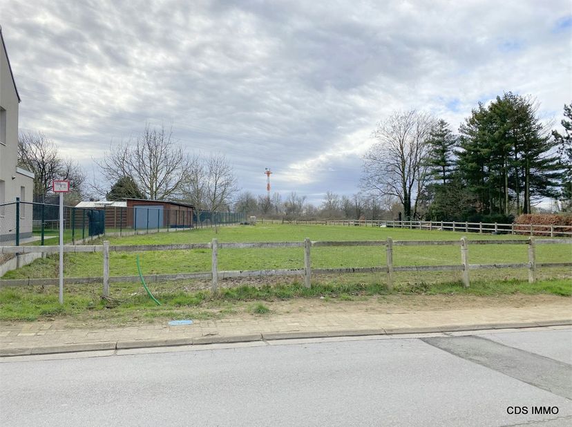 Welgelegen brede VILLABOUWGROND LOT 1, ideaal gelegen te Kessel-Lo vlakbij gemeenteschool, met zeer goede verbinding naar E40 en op fietsafstand van L