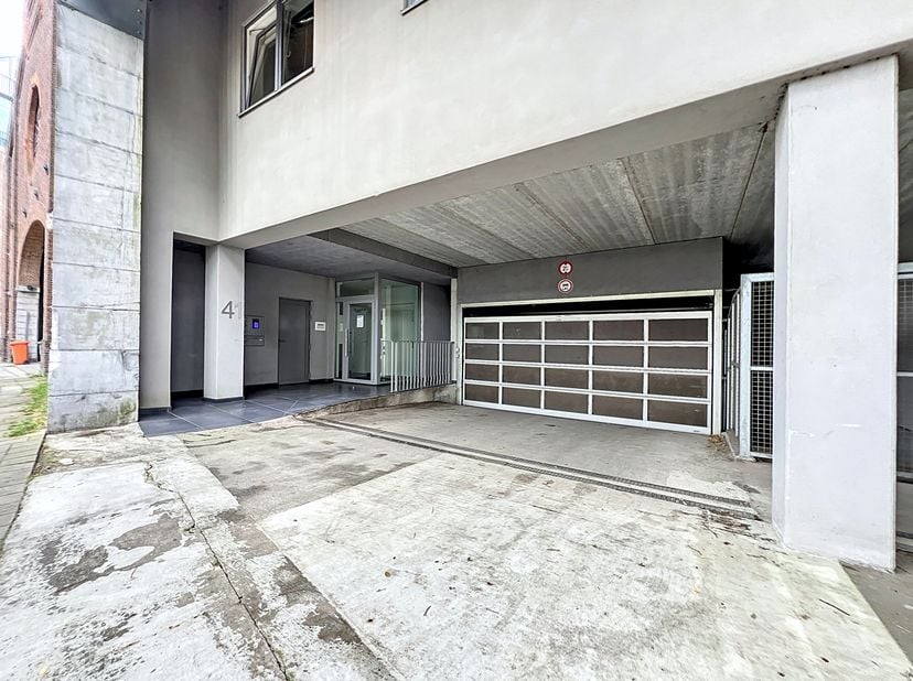 Goed gelegen staanplaats te huur in het appartementsgebouw &quot;Locomotief&quot; gelegen aan de Sassevaartstraat aan de site van Dok-Noord. Op wandel- en fiets
