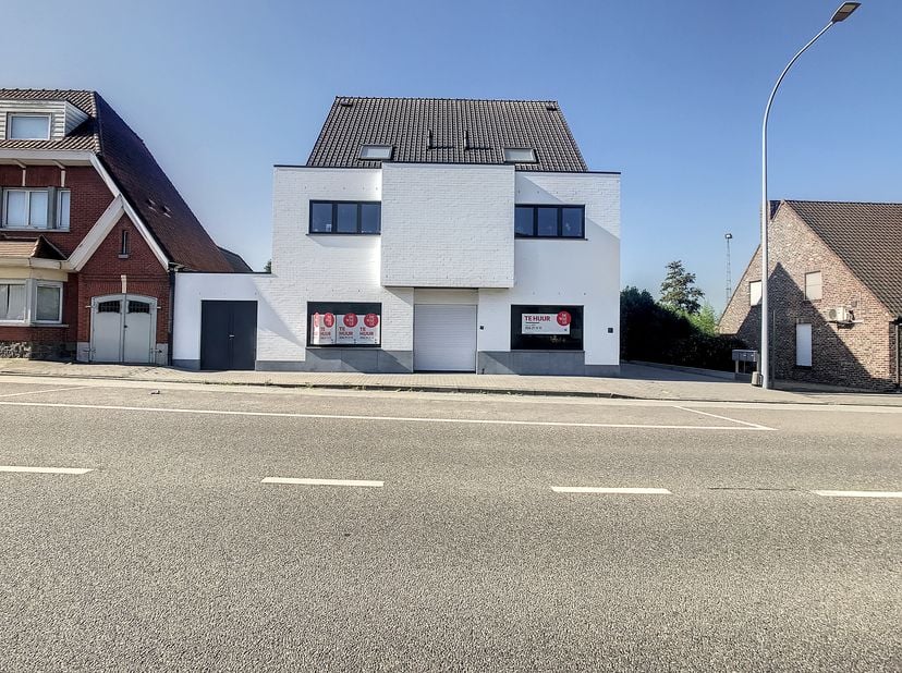 Local commercial d&#039;environ 170m² à louer à Vichte. Le bâtiment est situé le long d&#039;une route d&#039;accès avec de nombreux parkings devant. Le bâtiment est