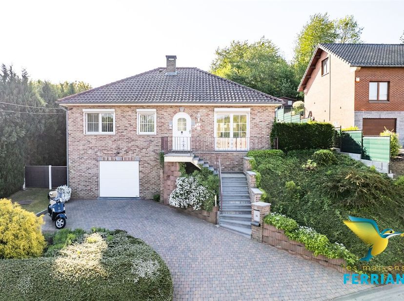 Visites réalisables 7j/7 sur rendez-vous  au 0476/08.47.47.&lt;br /&gt;
Superbe villa super équipée en parfait état avec jardin et garage comprenant: Au rez