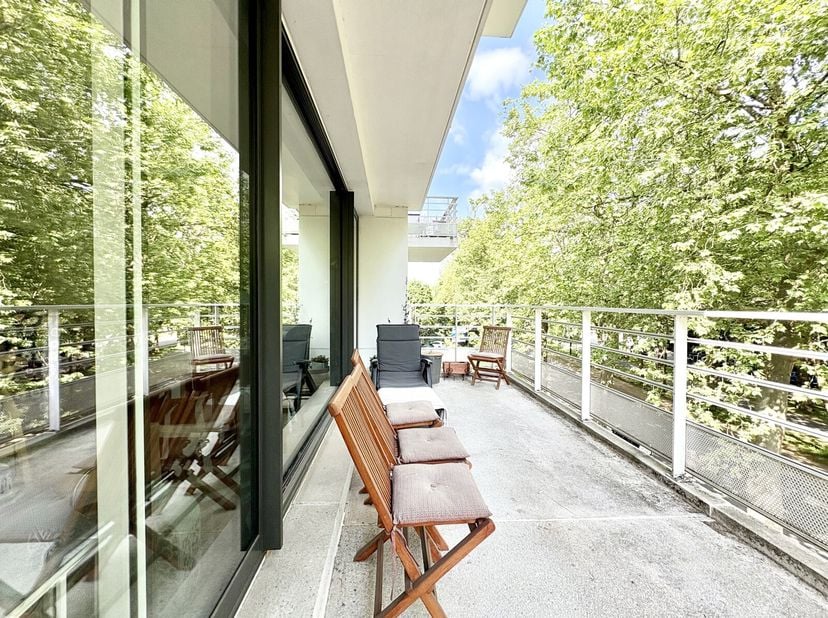 En Exclusivité Victoire - Junot vous propose dans l&#039;immeuble  TWICE, ce magnifique appartement 2 chambres de ± 120 m² habitables situé au 2 étage dun