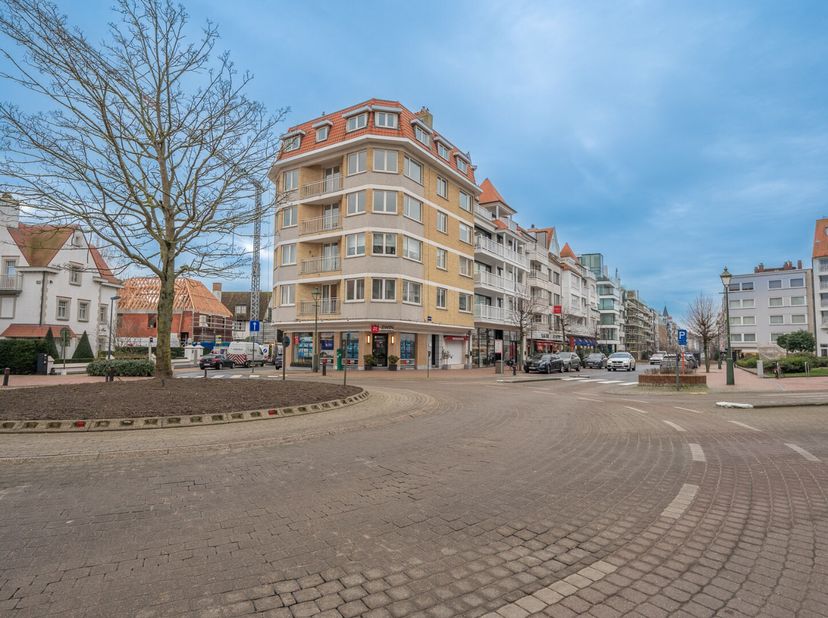 Cet appartement confortable est situé sur la place du Triangle dans une résidence charmante.&lt;br /&gt;
L&#039;appartement dispose de grandes baies vitrées offr