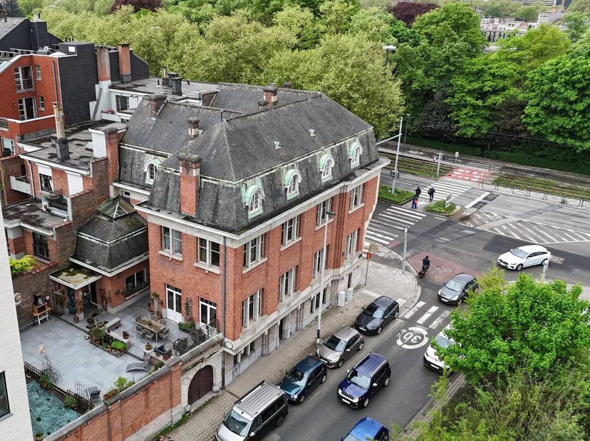 Uitzonderlijk herenhuis uit 1932 op de Boulevard Lambermont, tegenover sportcentrum Stadium en vlak bij het Josaphatpark. 751 m² bewoonbare oppervlakt