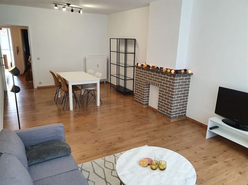 Ontdek dit gezellige gelijkvloersappartement in Kontich. Bij het binnenkomen wordt u verwelkomd in een lichte en ruime woonkamer, waar een uitnodigend