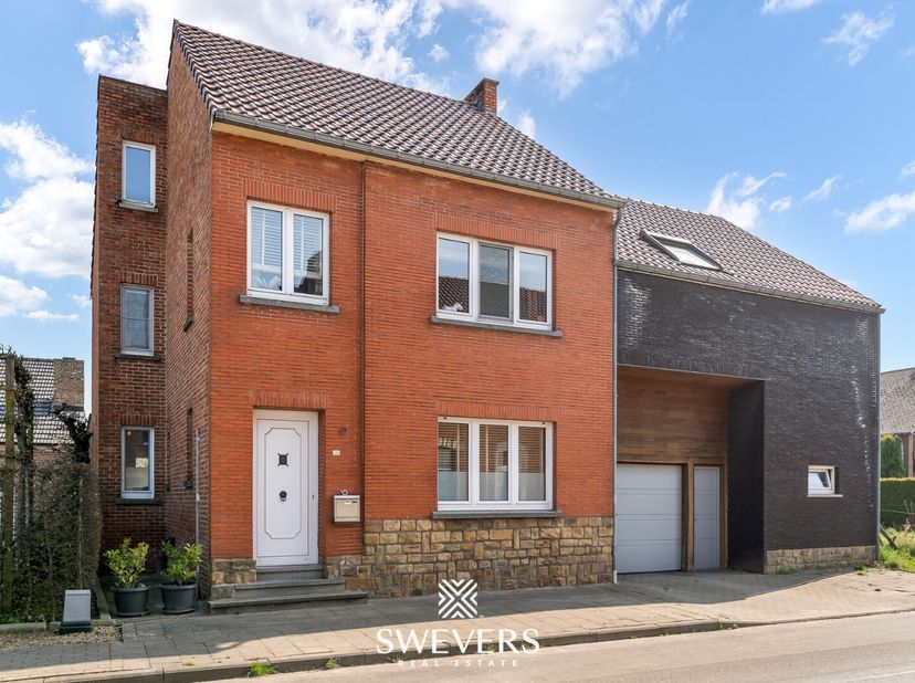 Voor meer info en fotos, surf naar www.swevers.be  Ontdek deze instapklare en karaktervolle woning aan de Groot-Gelmenlaan 125 in Sint-Truiden. Met ee