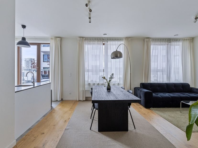 Ontdek dit stijlvol appartement te koop in het centrum van Antwerpen. Het appartement bevindt zich vlakbij &#039;t Eilandje. Deze absolute toplocatie biedt