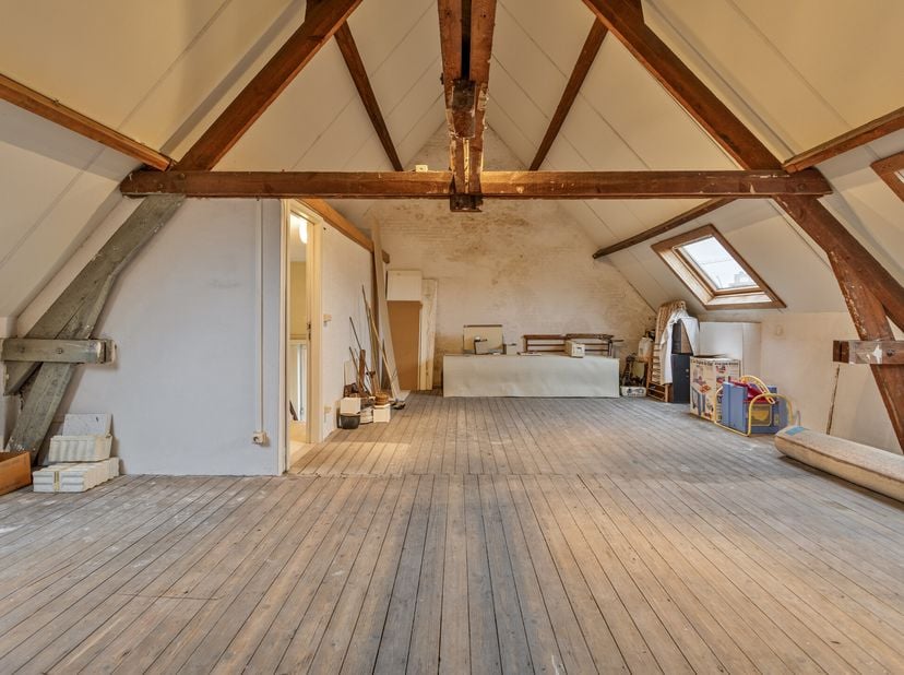 Vous recherchez une maison unique à vendre avec du caractère et du potentiel? Ce manoir majestueux situé dans la rue Adegemstraat à Malines possède de