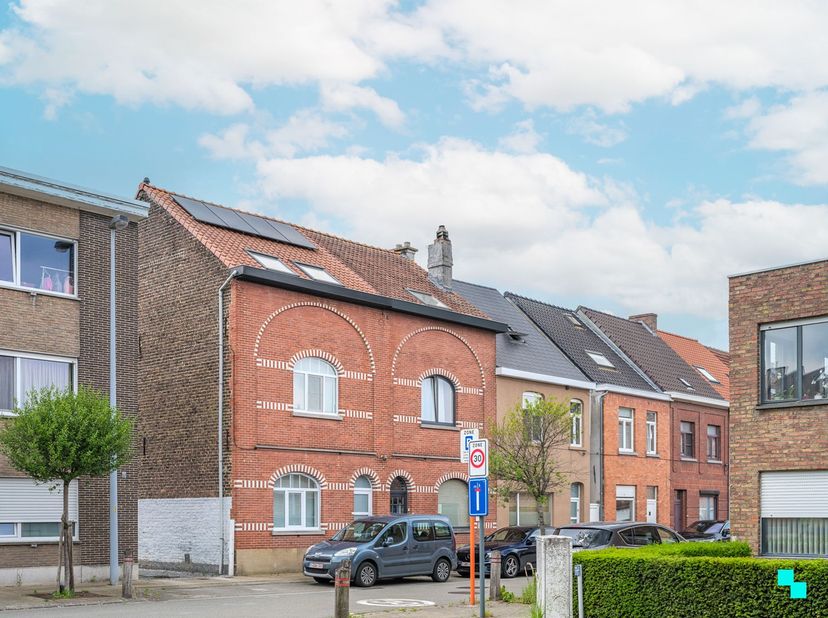 Deze vernieuwbouwwoning is gelegen op een perceel van 130 m² en beschikt over een bewoonbare oppervlakte van ca. 155 m². De ligging is gunstig ten opz