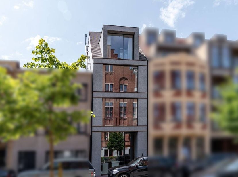 In het bruisende hart van Knokke, aan het prestigieuze Alfred Verweeplein, staat dit unieke gebouw uit 2023 te koop. Deze recente realisatie combineer