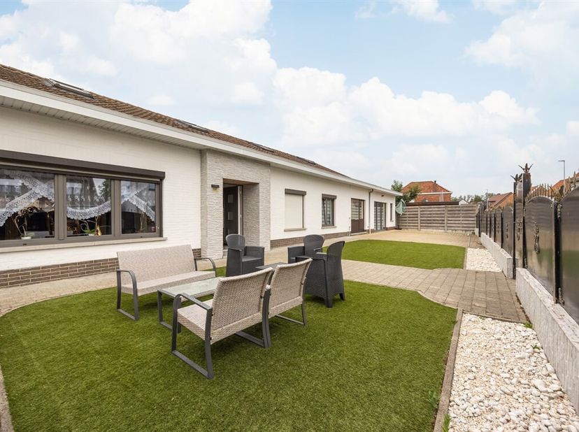 Dit betreft een instapklare open bebouwing met ruime oprit aan de rand van de dorpskern van Stekene.&lt;br /&gt;
De woning beschikt o.a. over 2 woonkamers,
