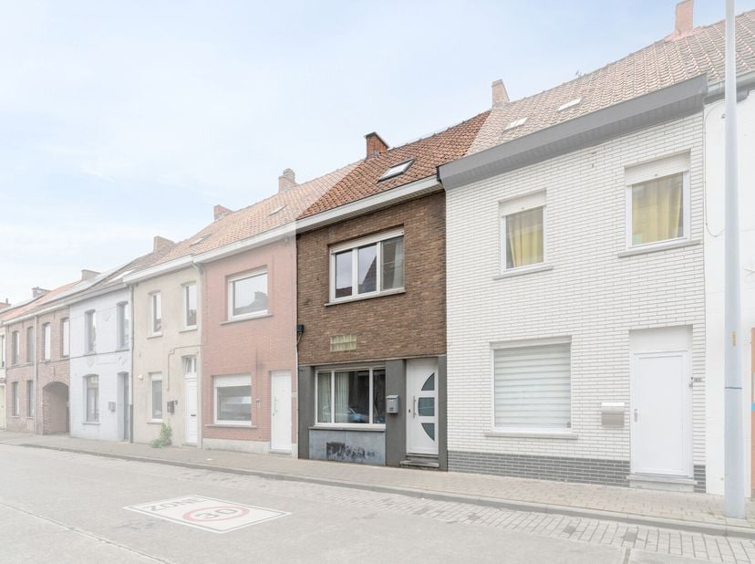 Deze centraal gelegen woning bevindt zich op een uitstekende locatie in Roeselare, dichtbij scholen, winkels, openbaar vervoer en het stadscentrum. Ve