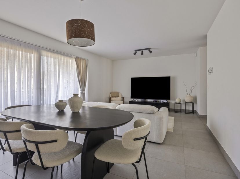Immeuble récent à vendre dans sa totalité comprenant : 5 appartements de deux chambres (83m²) avec terrasse et un appartement d&#039;une chambre (64m²) ave