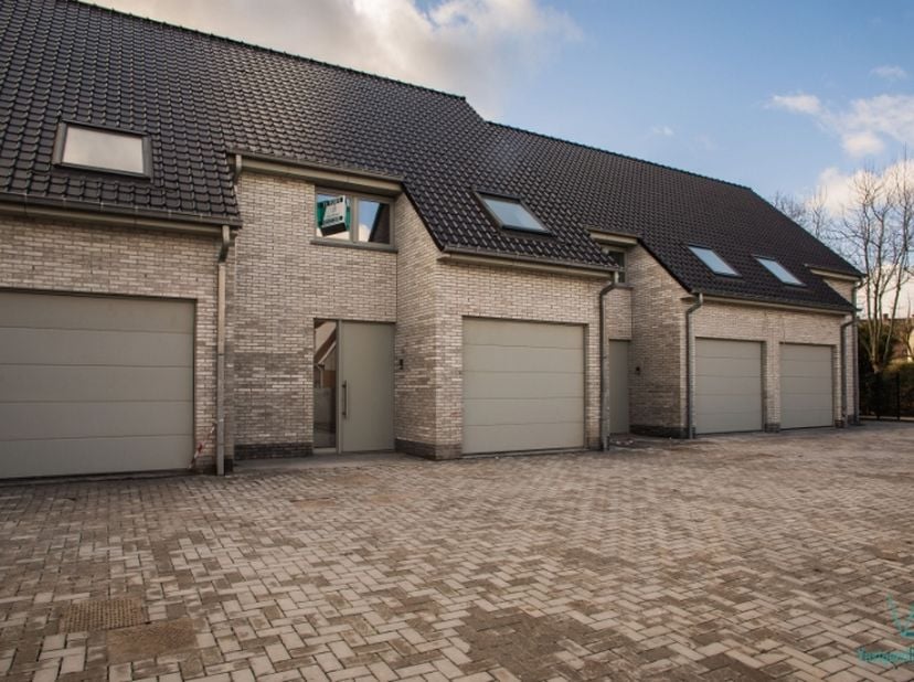 Onmiddellijk beschikbaar!!! Gesloten energiezuinige woning met een aansluitende tuin van 67 m² en bijhorend terras in het centrum van Zwalm. &lt;br /&gt;
&lt;b
