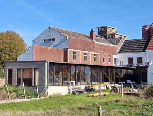                                        Bureaux à vendre à Mourcourt, € 290.000
