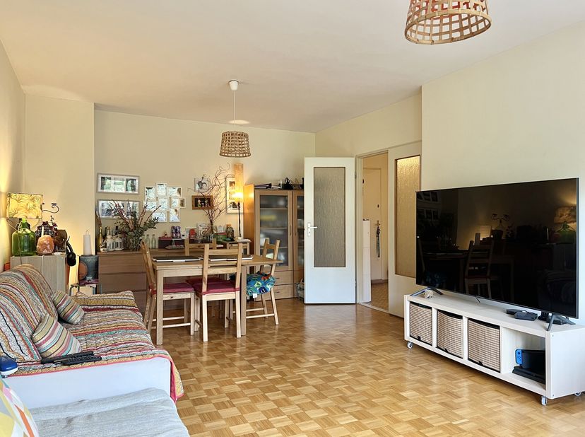 Locatie&lt;br /&gt;
Het appartement ligt in een rustige omgeving, vlak bij het metrostation Roodebeek (lijn 1) en bus- en tramverbindingen, op een gunstige