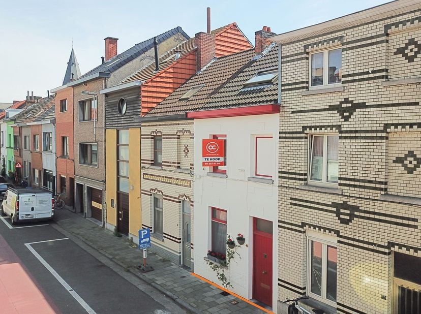 Deze  gerenoveerde, instapklare rijwoning met 4 slaapkamers is gelegen in de gegeerde stropwijk. De woning ligt dicht bij het Sint-Pietersstation, nab