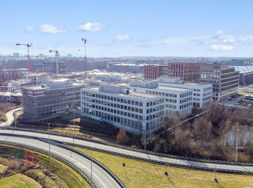 Cet espace de bureaux de 952 m² est situé au premier étage et fait partie du complexe de bureaux de haute qualité « Atmos », composé de cinq bâtiments