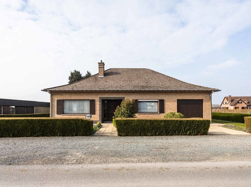 Ce bungalow magnifiquement situé comprend un hall d&#039;entrée, un espace de vie spacieux avec cuisine ouverte adjacente, un grand débarras, des toilettes