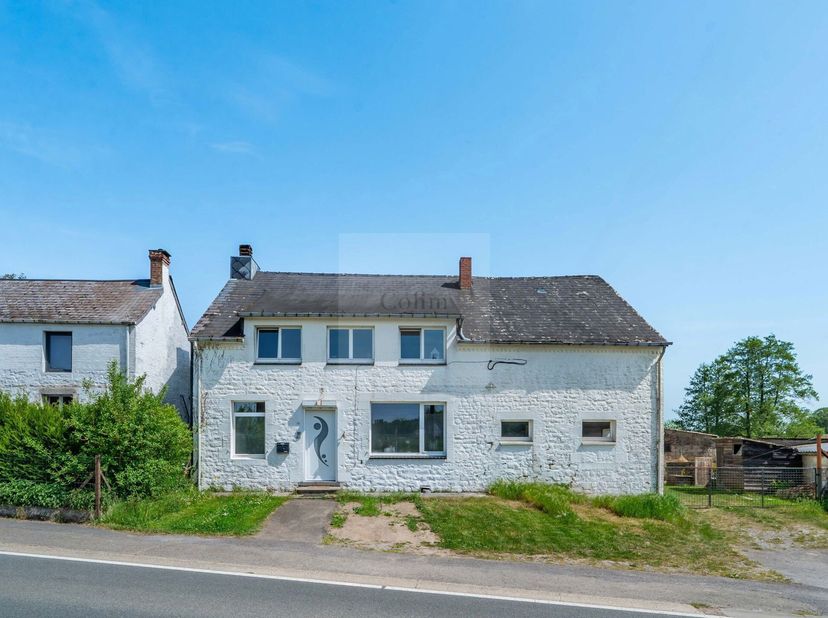 Charmante fermette à rénover bénéficiant de diverses dépendances. Lensemble invite à divers projets équestre et autres, sous réserve de lurbanisme. La