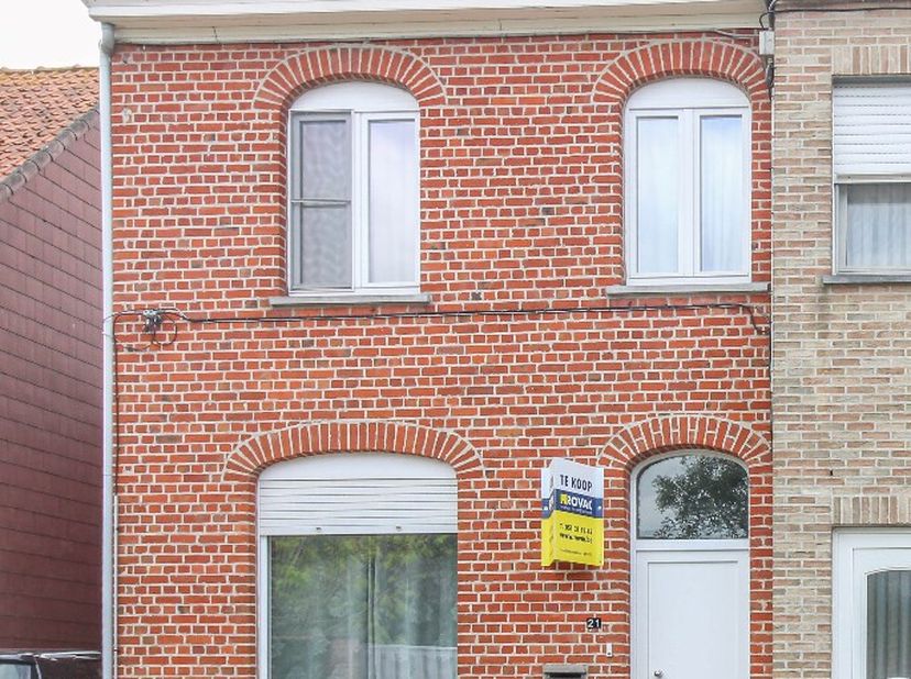 Rustig gelegen woning bestaande uit inkom- en trappenhal, living, leefkeuken, wasplaats-berging, apart toilet, grote kelder, op de 1ste verdieping : 2