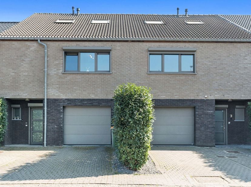 Deze moderne woning biedt het perfecte evenwicht tussen een strak design, comfort en energiezuinigheid. Met een eigentijdse architectuur, grote raampa