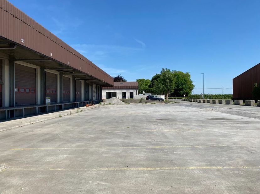 Bent u op zoek naar een strategische en makkelijk toegankelijke locatie voor uw transport- of logistieke activiteiten? Ontdek dit betonplein van maar