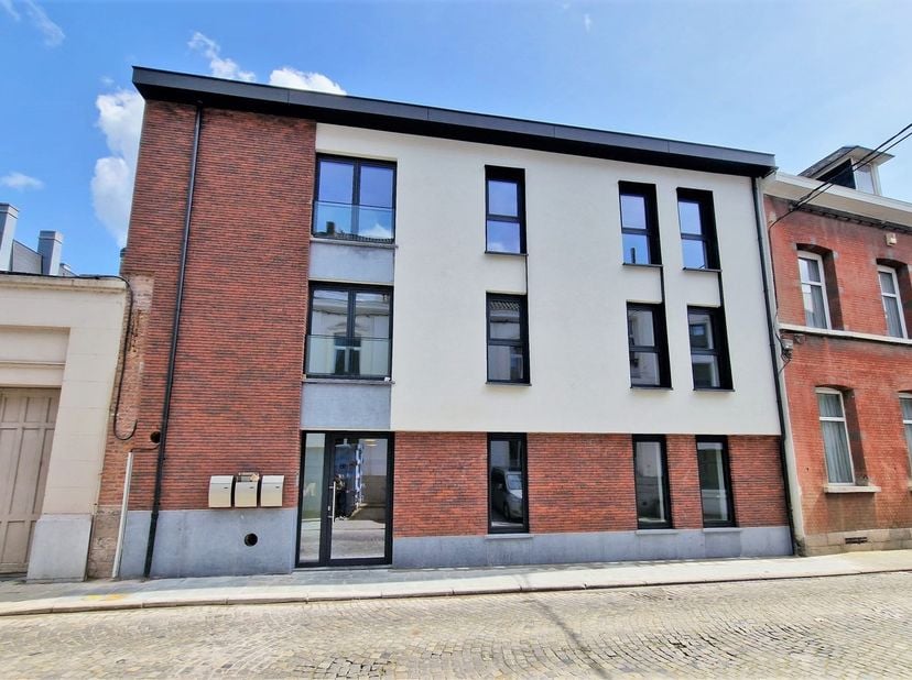 En plein centre d’Ath, à deux minutes de la Grand-Place, ce charmant appartement deux chambres offre un cadre de vie confortable et lumineux. Il compr