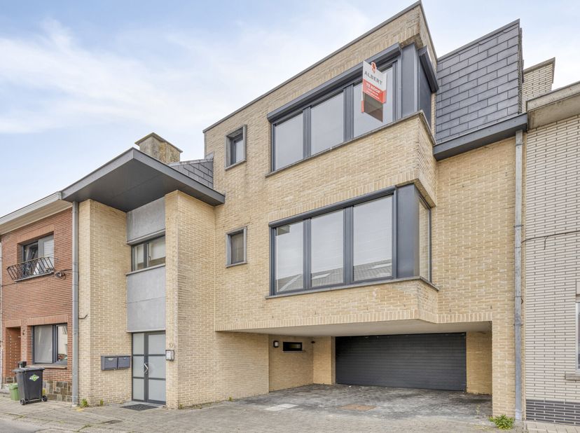 Op zoek naar een gezellig en vooral rustig gelegen dakappartement dichtbij het centrum van Liedekerke? Dit appartement is de bovenste unit in dit gebo