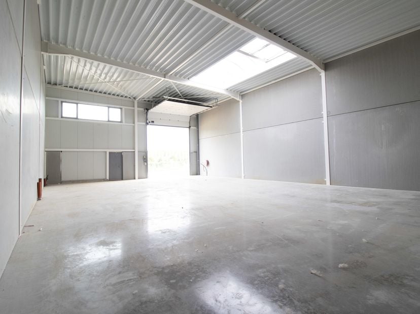 Espace entrepôt NEUF totalisant 228 m² de stockage &amp;amp; atelier idéalement situé à Rhisnes (Namur Nord - Suarlée) à deux pas de la E42 (sortie 12). L