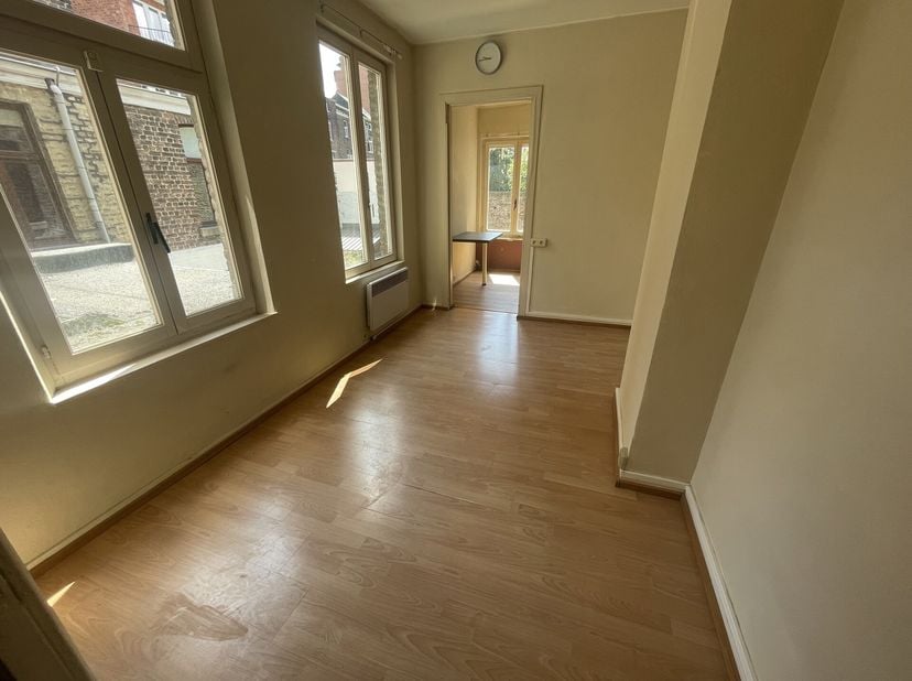 À LOUER  Bureau lumineux au cur de Liège  300 euro/mois&lt;br /&gt;
 Adresse : Rue des Ixellois 14, 4000 Liège&lt;br /&gt;
 Description :&lt;br /&gt;
Situé au 1er étage